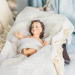 Decoratiune Craciun, Scena Nasterii 6 piese- 6 figurine, bej cu albastru, 35 cm - imagine 5