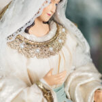 Decoratiune Craciun, Scena Nasterii 6 piese- 6 figurine, bej cu albastru, 35 cm - imagine 8