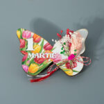 Martisor lemn cu magnet Print UV si flori uscate, Fluture cu lalele, 8*7 cm