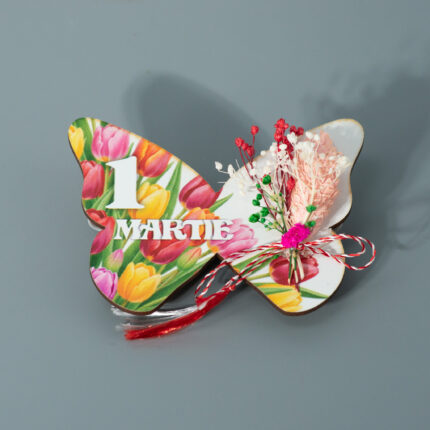 Martisor lemn cu magnet Print UV si flori uscate, Fluture cu lalele, 8*7 cm