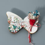 Martisor lemn cu magnet Print UV si flori uscate, Fluture cu ghiocei, 8*7 cm