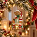 Decorațiune Crăciun Ursuleț de agățat cu cadou, 12 cm - imagine 2